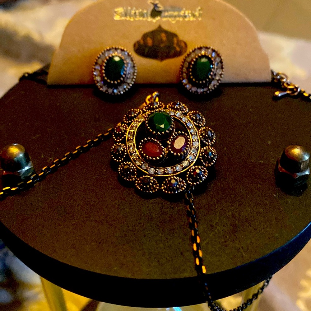 antique-style silver-tone jewelry set featuring a pendant necklace